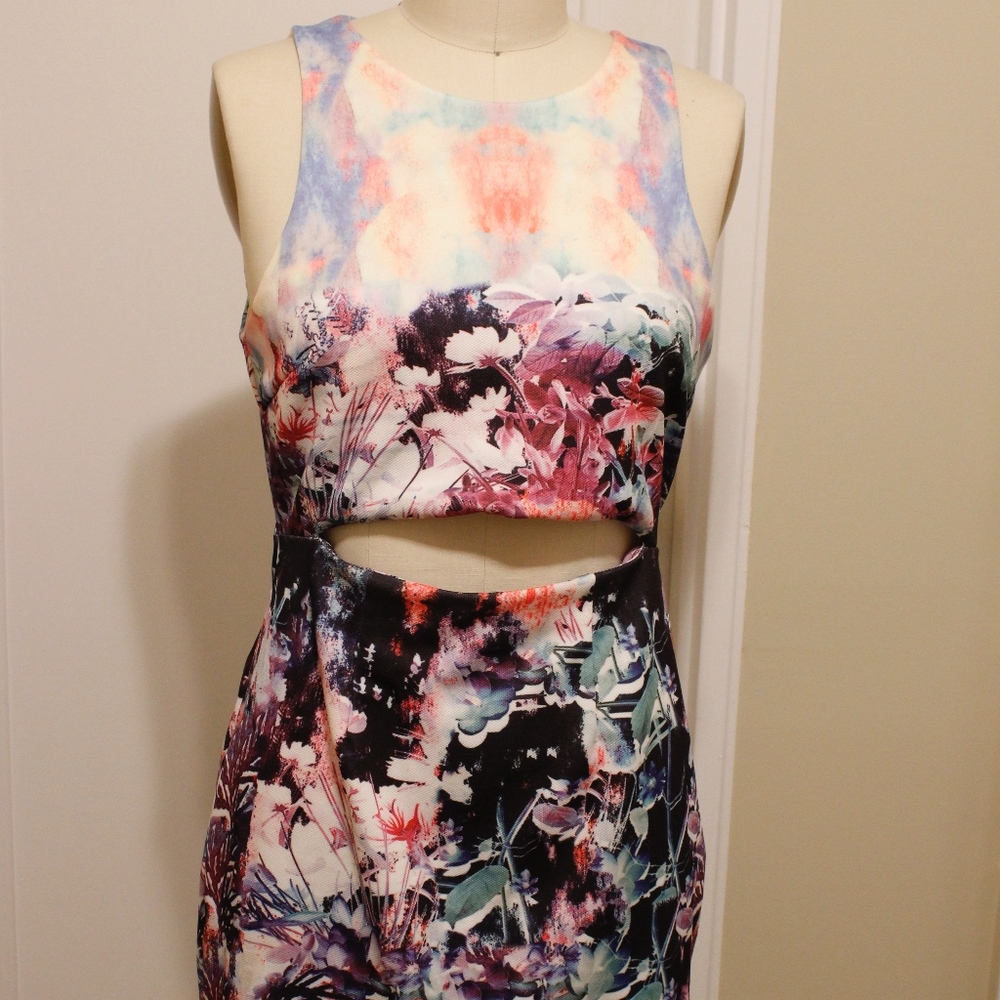 L' ATISTE | Scoop Neck dress w/ Cut out in bodice